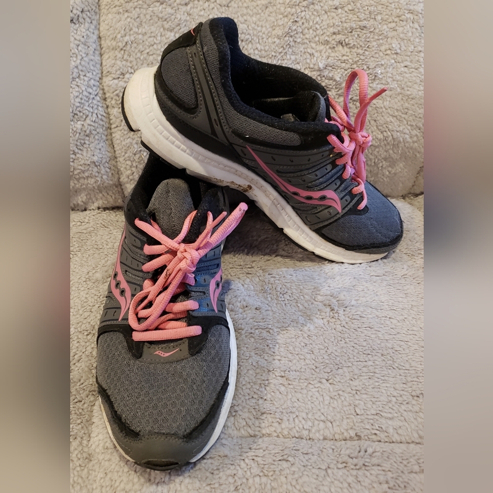 Saucony Women's Athletic Shoes in Gray and Pink Size 9